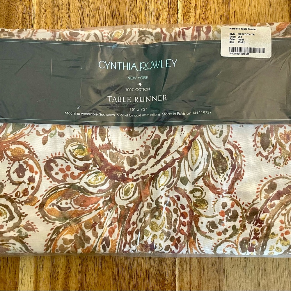 Cynthia Rowley Elegant Brown and Gold Paisley Table Runner